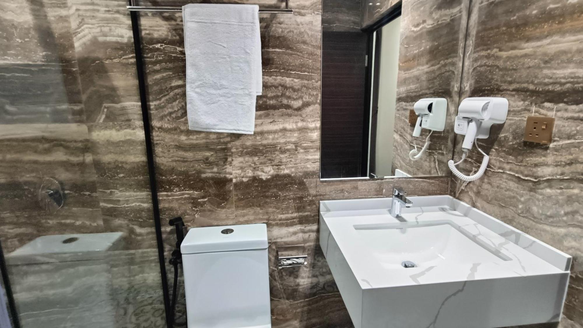 The Corum View Hotel Баян Лепас Екстериор снимка