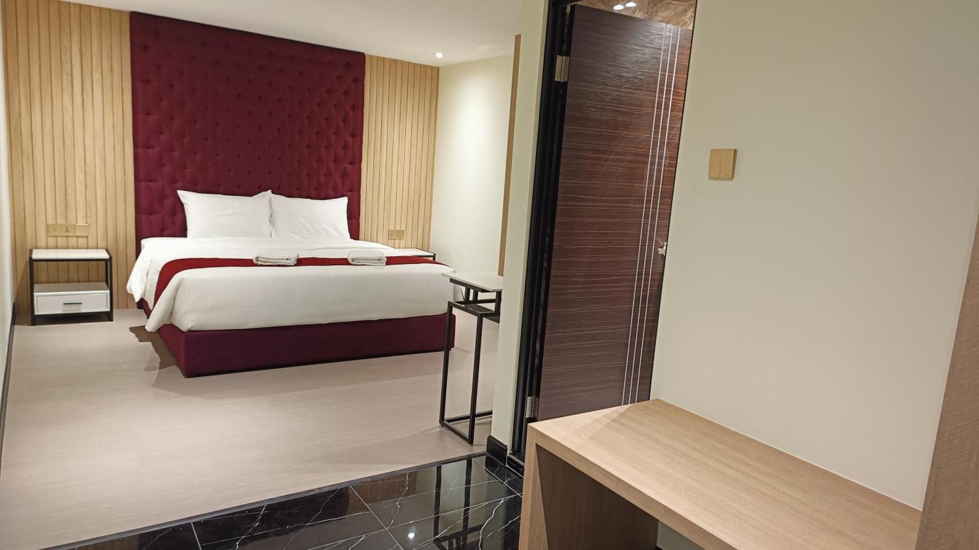The Corum View Hotel Баян Лепас Екстериор снимка